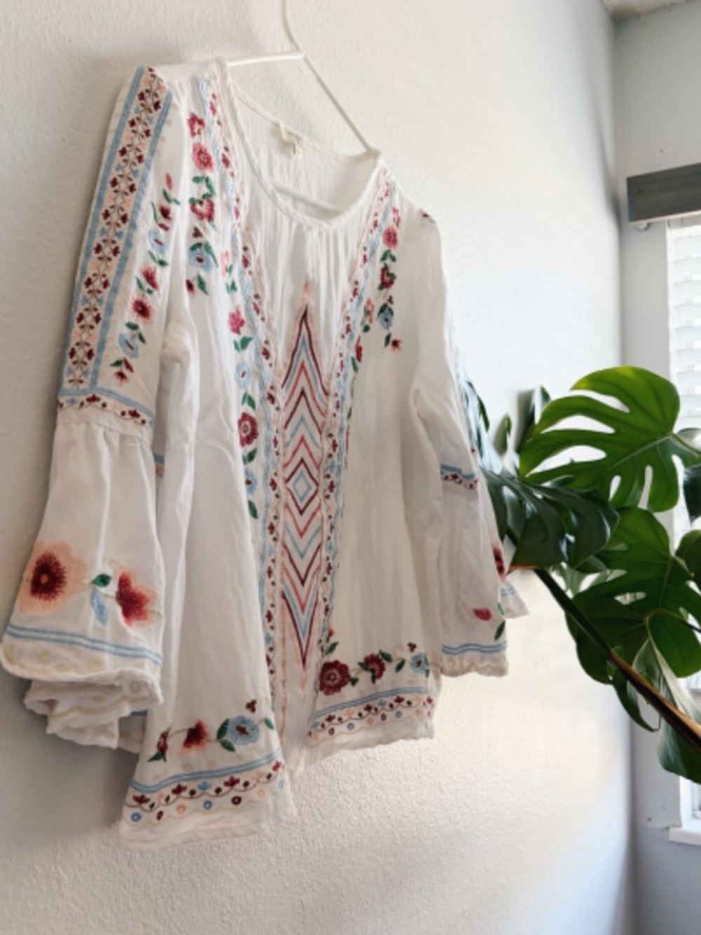 Umgee White Embroidered Peasant Blouse With Ruffled Sleeves - Picture 6 of 8